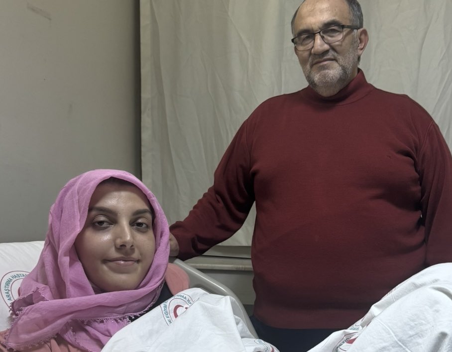 Gülhane Araştırma Hastahanesinden bütün dostlarımıza kalbi selam ve şükranlarımızı sunuyoruz.

Canım kızım SANİYE’m dua ve yakın ilginiz sebebiyle sizlere duacı ve müteşekkir.Rabbimizin lütfu,dualarınızın bereketi ve hekimlerimizin gayretleriyle her gün daha iyiye