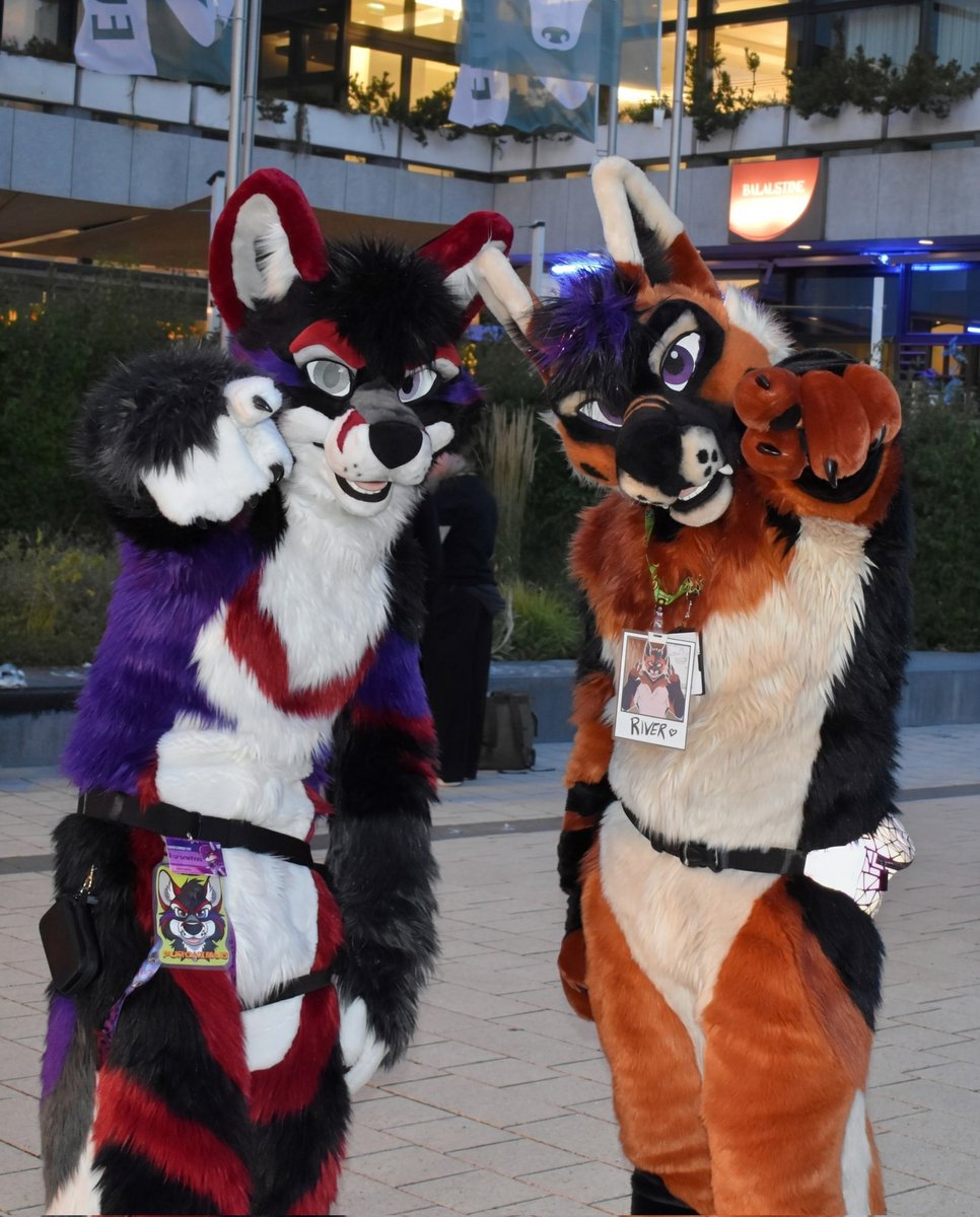 YOU!?!
Hug Sandwich?

#FursuitFriday