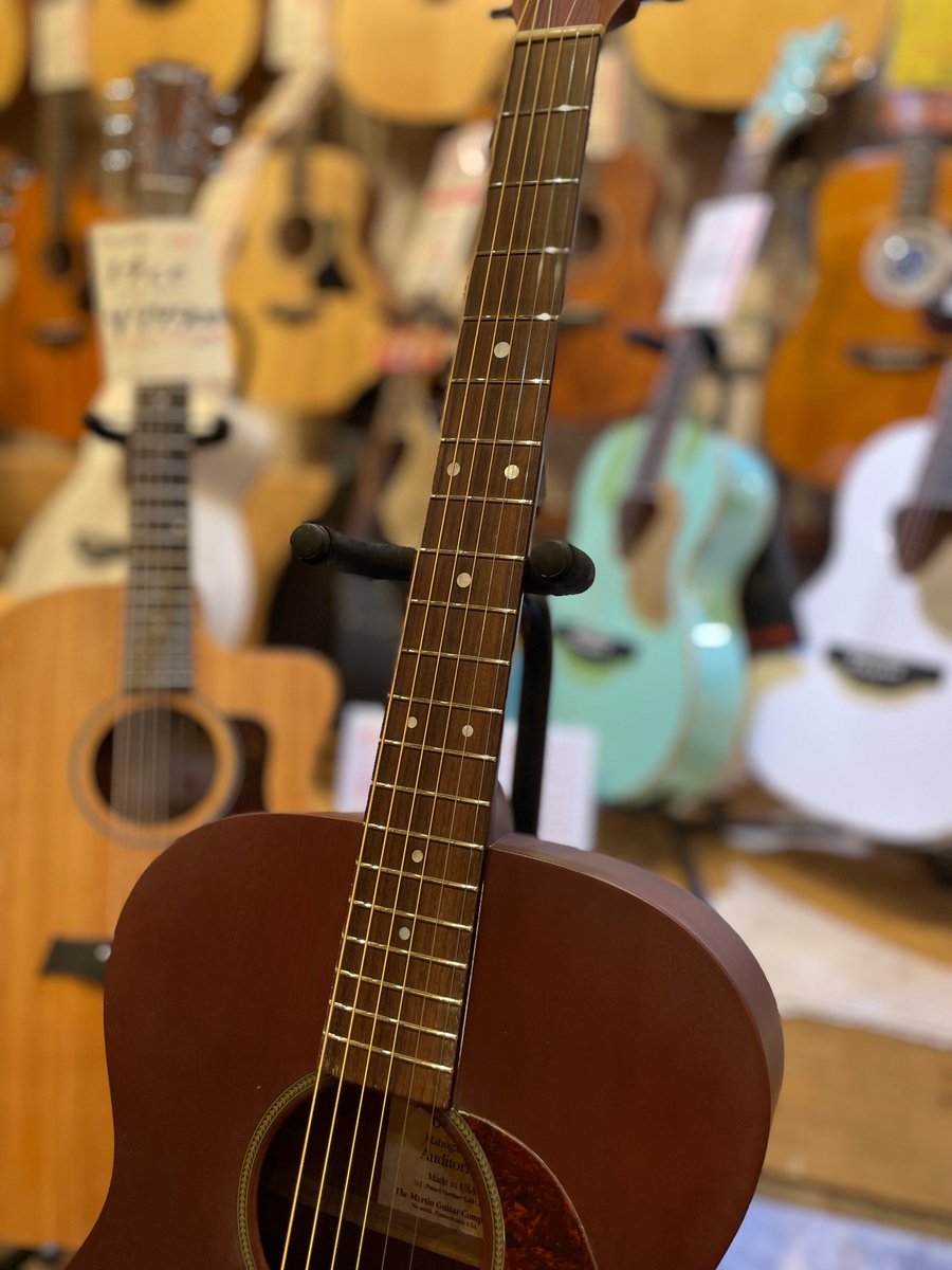 こちらは1999年製の #Martin 000-15。 オールマホガニーボディの