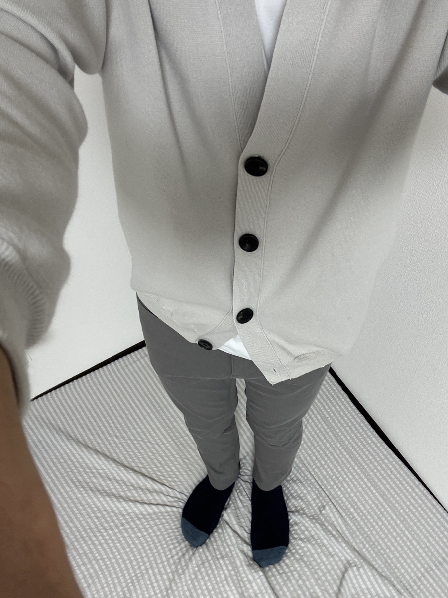 QvAmi10446's tweet image. 明日のデートどっちの服装がいいですか？
かっちりスーツか、カジュアルコーデで迷っています