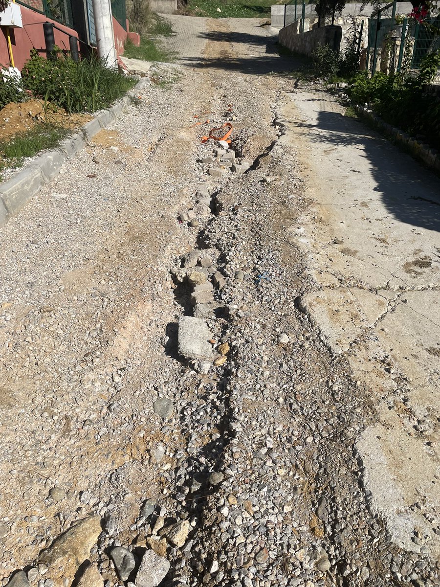 Halitbora's tweet photo. 2025 belediyeciliği bu mu olmalı?Yolu kazan @izsugm ,yolu yapmıyor.Sorumlu @izmirbld ilgilenmiyor,@aliagabld1952 oralı olmuyor,biz kime derdimizi anlatacağız @izmirhim .
Aliağa Çakmaklı mahallesi.
#Lütfensesimizolun https://t.co/c24SHPcjbH