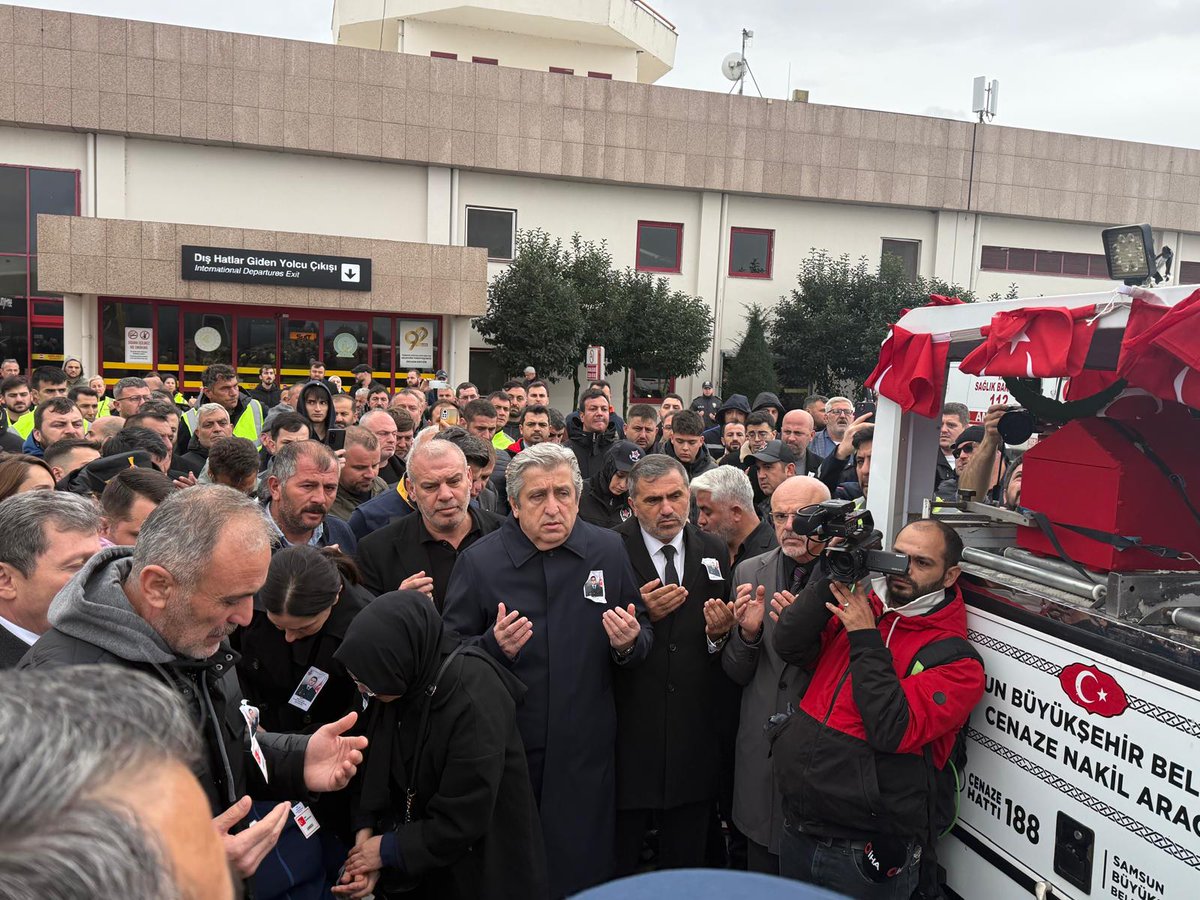 Azerbaycan-Gürcistan sınırında askeri uçağın düşmesi sonucu şehit olan Samsunlu hemşehrimiz Astsubay Üstçavuş Emre Altıok’un naaşını Samsun-Çarşamba Havalimanı'nda karşıladık.
Aziz şehidimizin ruhu şad, mekânı cennet olsun.
Allah, şehitlerimizin acılı ailelerine sabırlar versin,