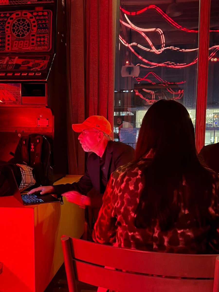 criptobastardo's tweet image. When you’re in the middle of an important cocktail but you need to long your longs at @bitfinex: