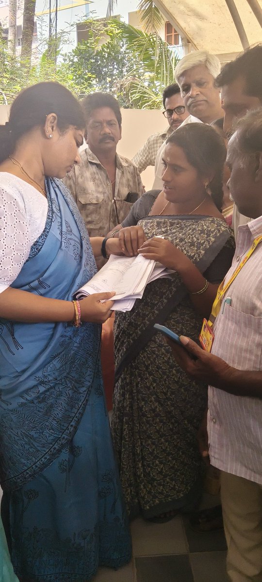 RazoleTDPsai's tweet photo. టిడిపి ఇంచార్జ్ శ్రీమతి గొల్లపల్లి అమూల్య గారు.. నియోజకవర్గంలోని వివిధ గ్రామాల నుండి అనేక మంది అర్జీలు తీసుకు వచ్చారు, ఈరోజు 23 అర్జీలు వచ్చాయి.
#amulyagollapalli #gollapalliamulyatdpincharge #tdpinchargerazole #iTDPforTDP #tdpjai #tdpincharge #tdpforever #Razole #AndhraPradesh https://t.co/CuNCcTbVpM