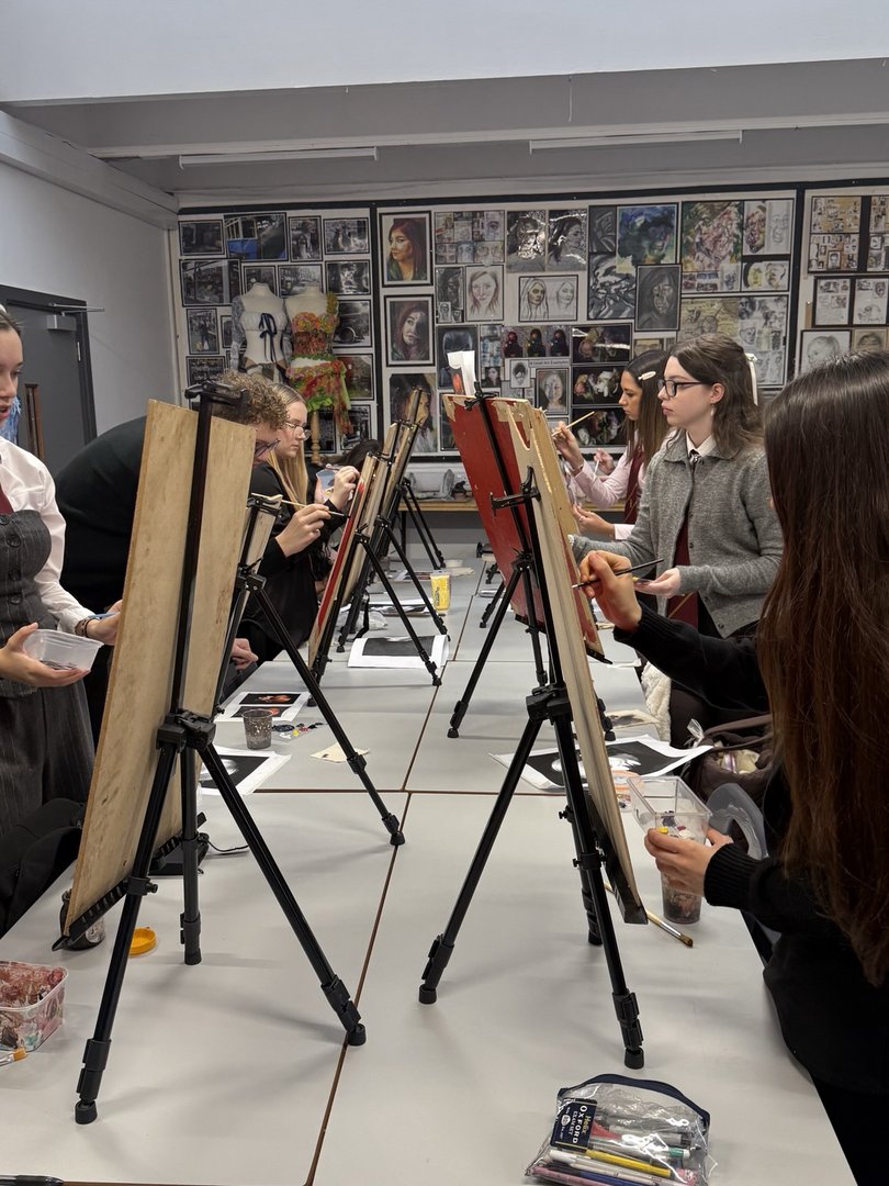 officialhallx's tweet image. Y12 Art students are refining oil painting skills this morning. Next stop, portrait artist of the year 👩‍🎨👨‍🎨🖼️ #enjoyingexcellence Via: @hx_adt on Mastodon @ExceedLP

📰 View News: hallx.me/5Vby9