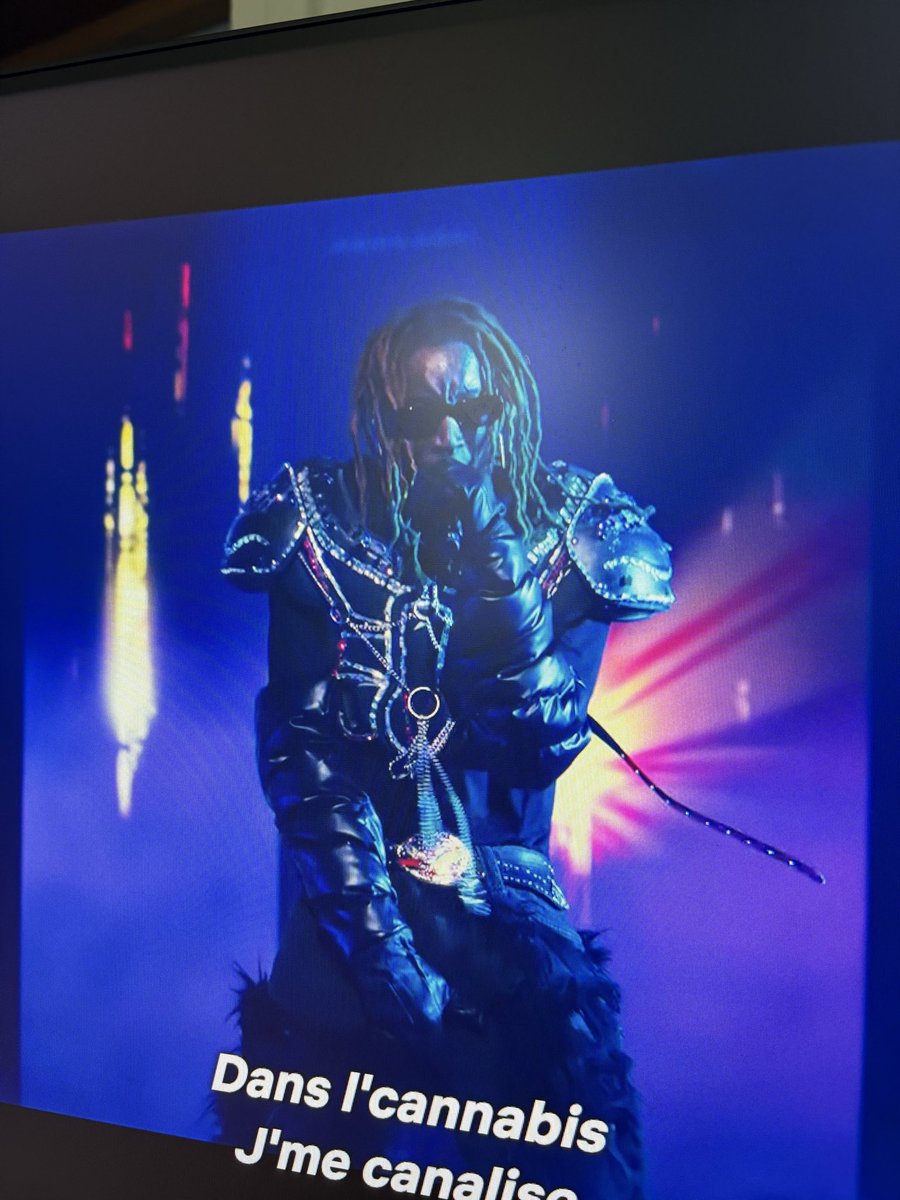 Regardez la rockstar comment vous vouliez pas lui donner les 100k R.A.S merci public 
#NouvelleEcole