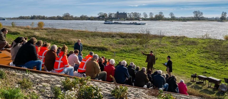 De dijkversterking tussen Gorinchem en Waardenburg is bijna klaar. Op weg naar het echte ‘hoogwaterveiligmoment’ op 1 december was er aandacht voor bijzondere locaties langs de dijk. 
gorkumsnieuws.nl/gemeente/28200…