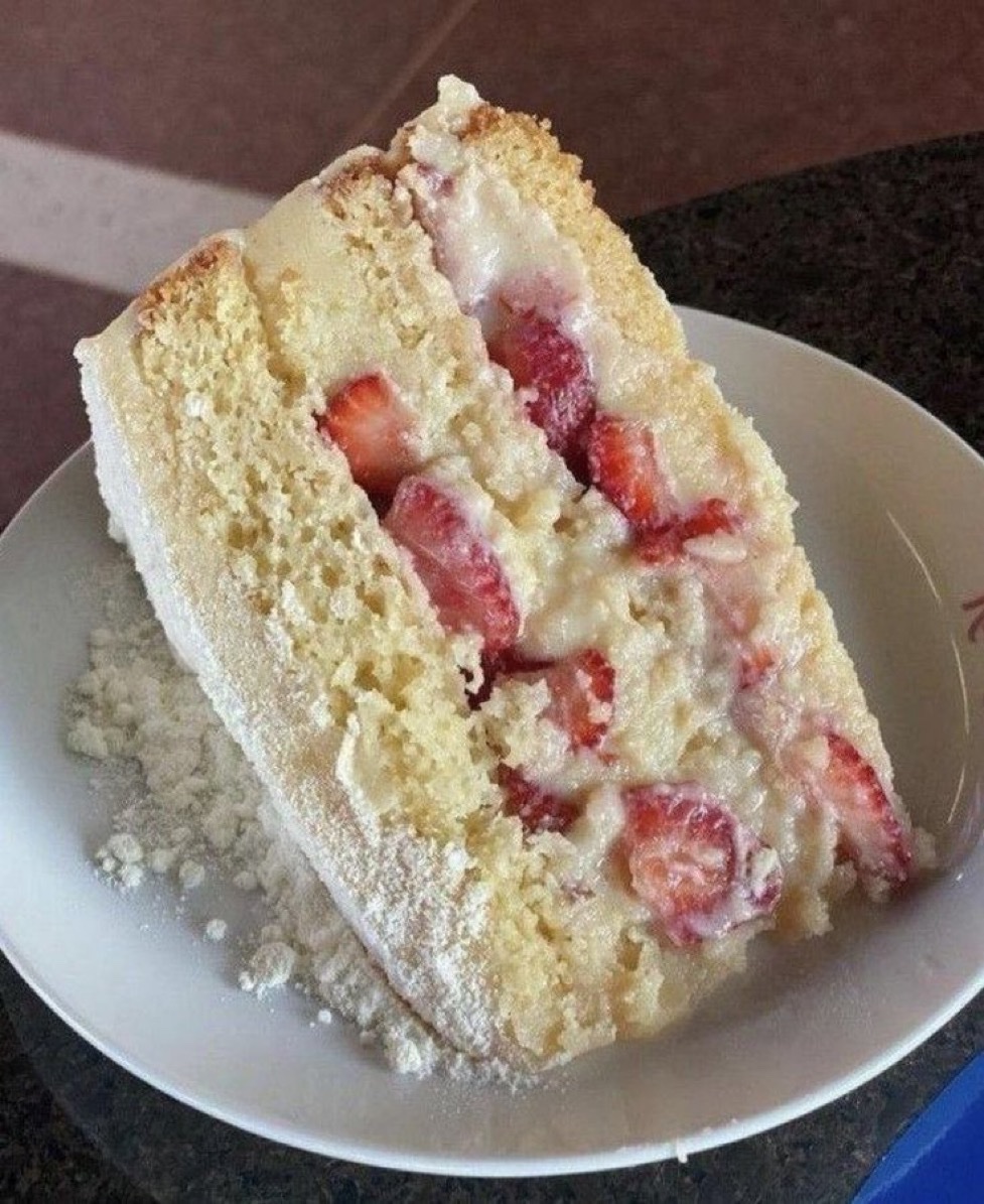 xotasagrada's tweet image. Bolo de Ninho com Morango gelado, come ou passa???