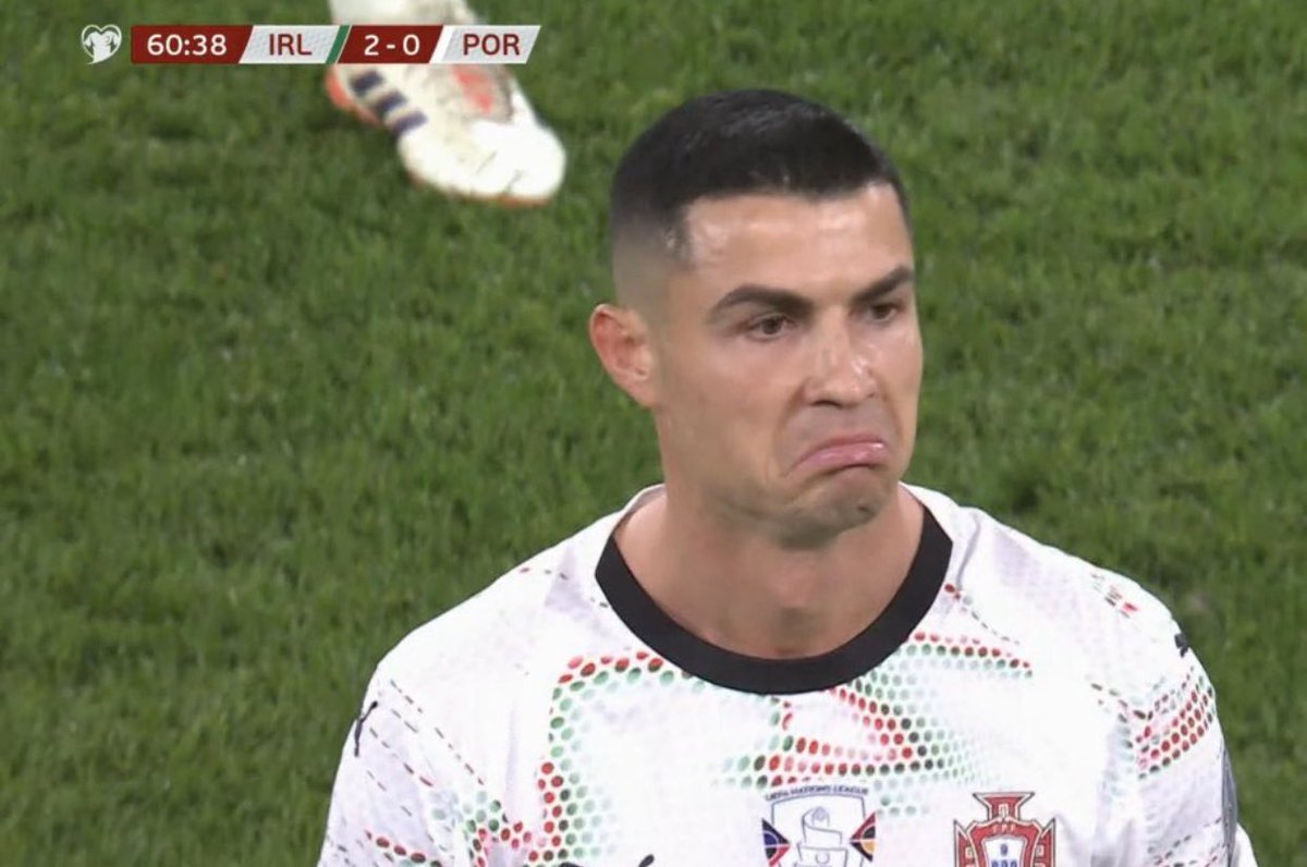 nzihhh2023's tweet image. 🚨 الإعلامي البرتغالي توماز ڤيرا🎙️

• تصرّف كريستيانو أثار غضب الجماهير البرتغاليه  وتعرّض لانتقادات واسعة.

• اللاعب يبدو انه يعاني من ضغوط نفسية، وقد استوقفني مقطع له مع ناديه  #النصر وهو يتحدّث مع نفسه.

• قد يصدر بحقه إيقاف 3 مباريات وهو ما قد ينعكس سلبًا على أداء المنتخب.