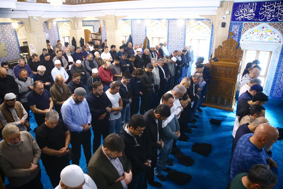 Gürcistan'da düşen uçakta şehit olan askerlerimiz için Bakü'de gıyabi cenaze namazı kılındı haberglobal.com/dunya/gurcista…