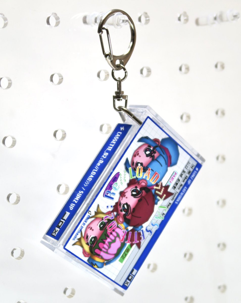 1999Graphics's tweet image. 【 #デザフェス グッズ紹介②📢】

📼ミニカセット風キーホルダー
📼全1種 | 800円

架空のカセットテープをミニチュアキーホルダーにしました！
なんとこちら蓋が開き、中にミニチュアのカセットも入ってます！👀
ぜひカバンなどにつけてレトロかわいいを体験してください！