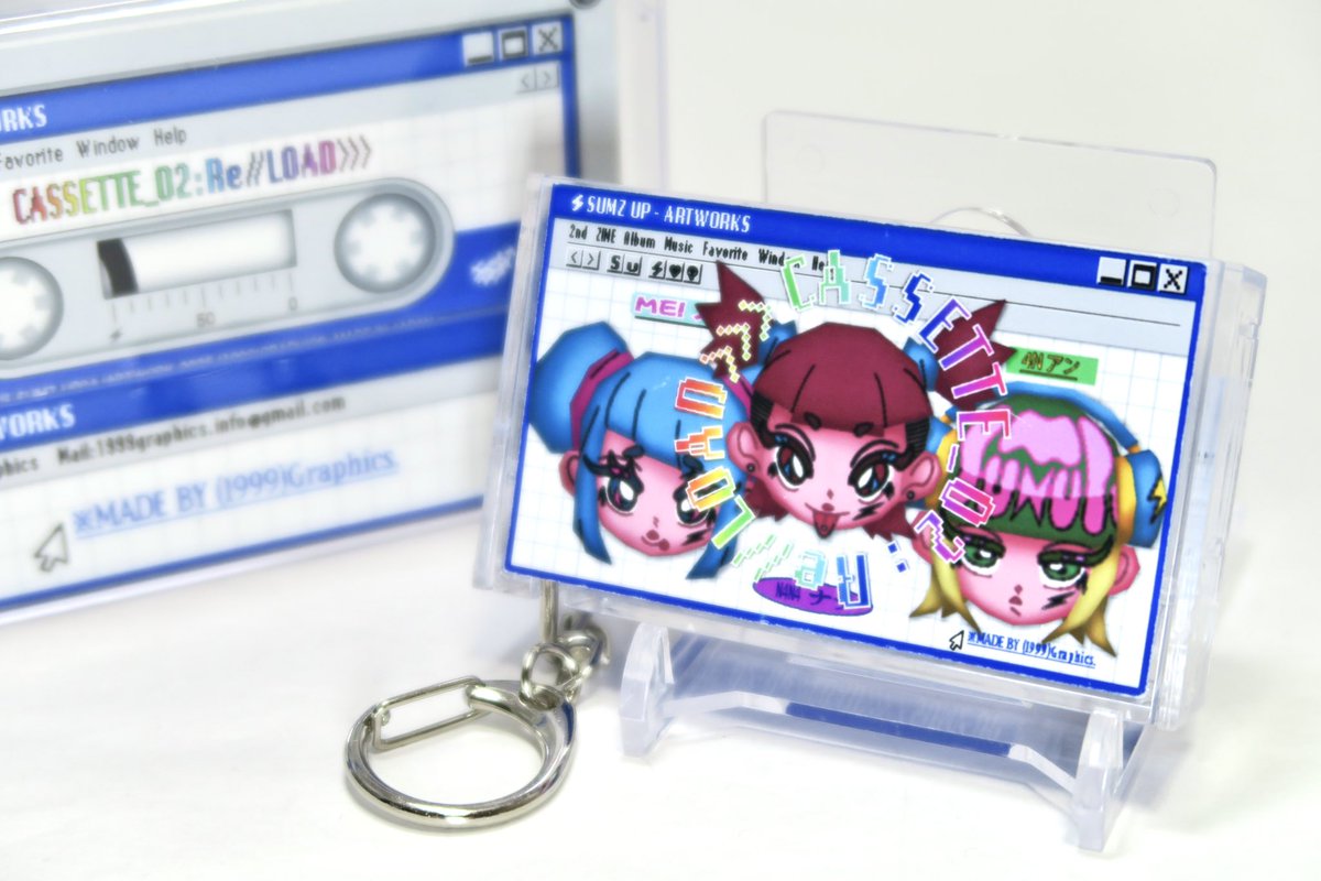 1999Graphics's tweet image. 【 #デザフェス グッズ紹介②📢】

📼ミニカセット風キーホルダー
📼全1種 | 800円

架空のカセットテープをミニチュアキーホルダーにしました！
なんとこちら蓋が開き、中にミニチュアのカセットも入ってます！👀
ぜひカバンなどにつけてレトロかわいいを体験してください！
