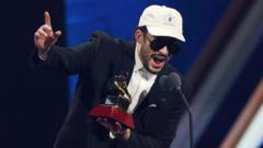 TOPXNews's tweet image. 🎉 Huge congratulations to Bad Bunny for sweeping up 5 Latin Grammys! 🏆 His talent is undeniable, and he's just getting started. Can’t wait to see what he brings to the Super Bowl stage! 🌟🔥 

Read more here: [BBC News](ift.tt/ak3nStE) 

#BadBunny #LatinGrammys #Supe…