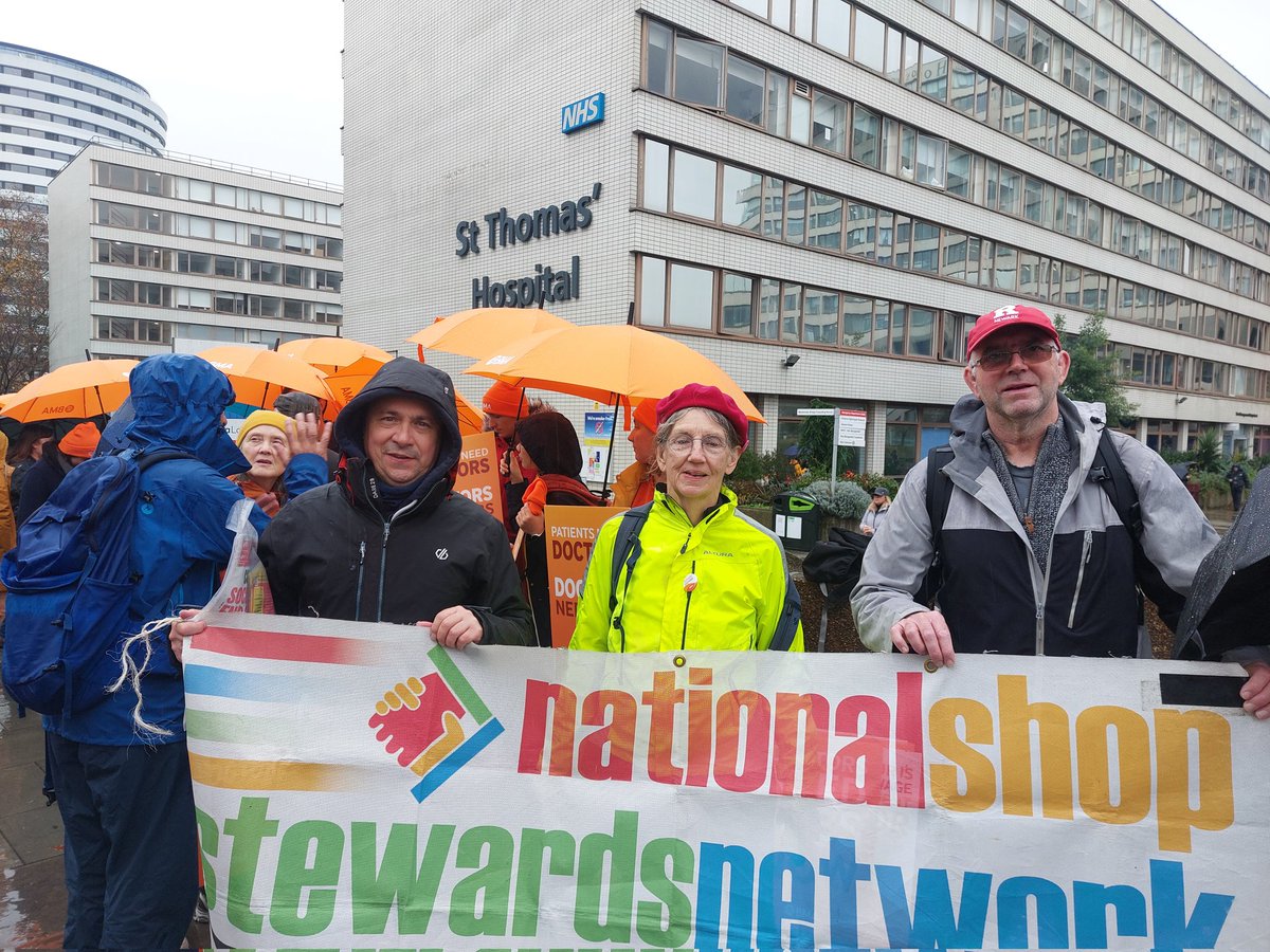 'Striking in the rain' at #Westminster at St Thomas's picket line - #NSSN stands with the <a href="/BMAResidents/">Resident Doctors</a> #JuniorDoctorsStrike #solidarity 
<a href="/TheBMA/">The BMA</a> <a href="/BMALondon/">BMA London</a>
#PayRestoration 

Read more in this week's NSSN bulletin - shopstewards.net/2025/11/nssn-7…