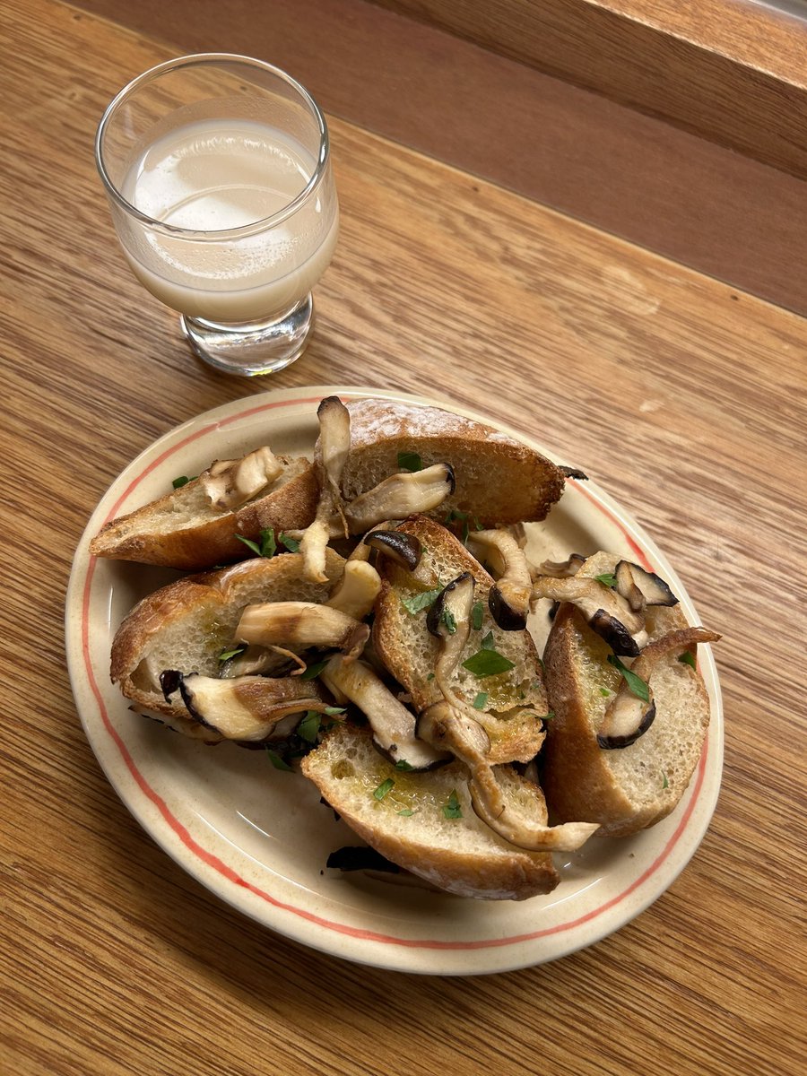 단골손님이 주고 간 참송이와 생목이버섯으로 혼술상! 둘다 너무 맛있고… 술이 그냥 쭉쭉 들어가네 이런 안주 만들어먹으니 옛날 생각나는군👵🏻