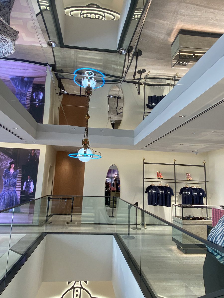 ヴィヴィアンのコラボ商品、オーブライターは22万円、チョーカーは6万6