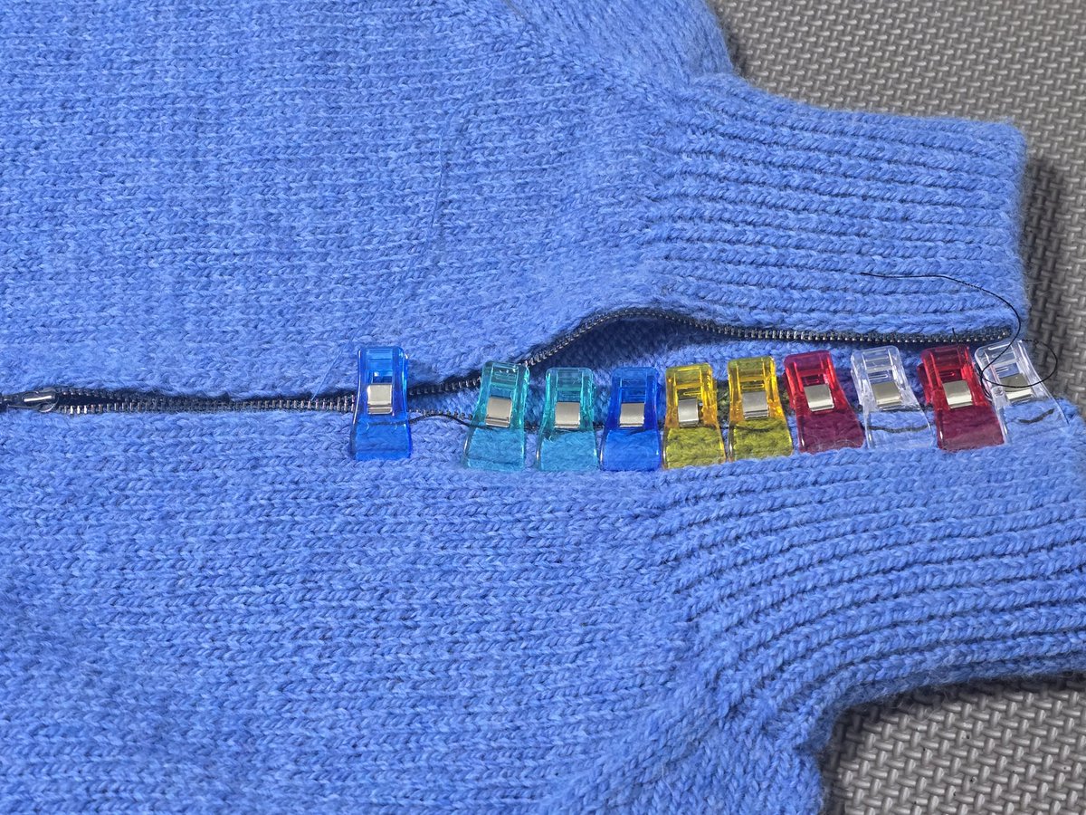 현우에게 두번째 니트를 선물했습니다!
요즘 하프집업을 자주 입는 것 같아 겨울이 오기전에 얼른 만들어주고 싶어서 손목을 갈아 열심히 떠보았어요🥹
예쁘게 입어줘서 고마워 현우야🩵