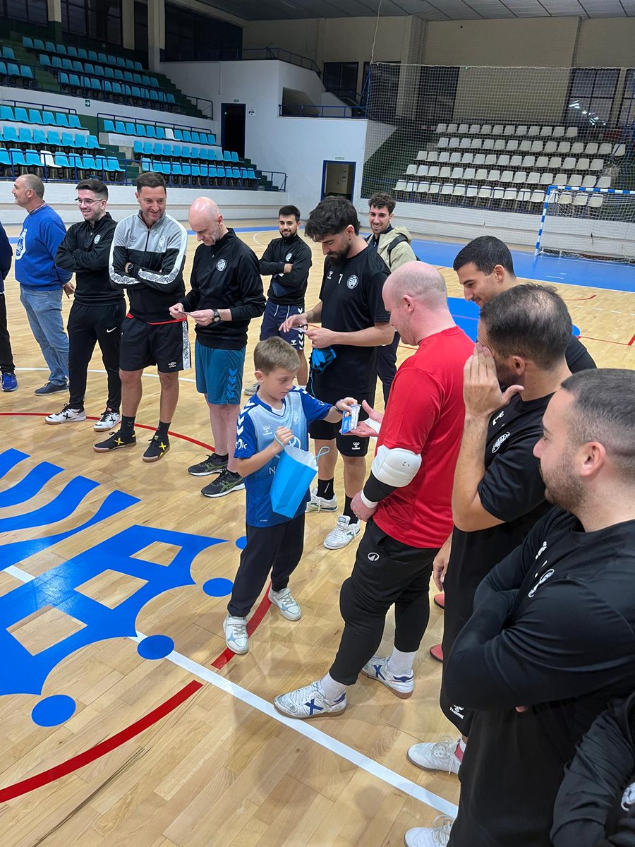 XerezDFC_Futsal's tweet photo. Esta semana hemos recibido en el Ruiz Mateos la visita de ADIJE (Asociación de Diabéticos de Jerez). Y ha sido una visita muy especial. Nuestro jugador de cantera Manuel, quiso tener un detalle: regaló a todos los jugadores las pulseras solidarias de la asociación💛 https://t.co/IM5p4iaq0S