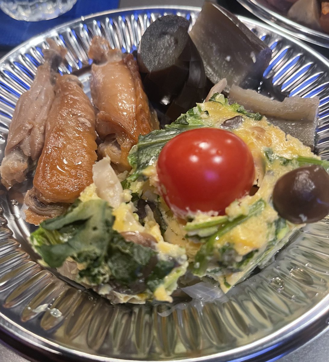 Ryokonesan's tweet image. こちらはまふゆちゃんのプレート。スパニッシュオムレツがオシャレー鳥の煮物もなすの煮物も美味しい〜😊流石家政科の腕前！
早く来ないとなくなっちゃうのでお腹の空いてる方はframeで是非味わってー
＃frame
＃まふゆ