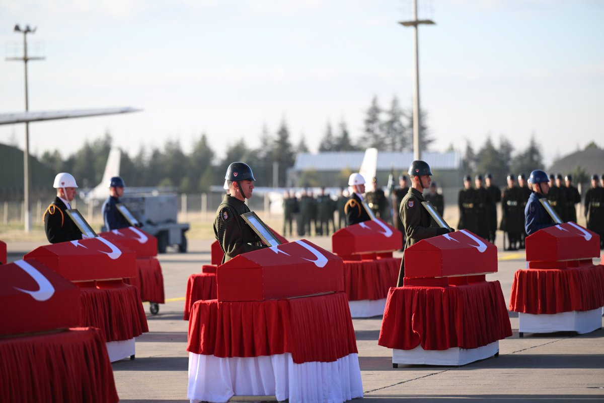 🇹🇷
Türkiye bugün sessiz bir ağıtın içinde.

Toprağa emanet edilen her yiğit, bu milletin kalbine kazınan bir destandır.

Onlar; bayrağımızdaki al rengin gerçek sahipleri.🇹🇷

Acımız büyük, vefamız sonsuz…

 🇹🇷