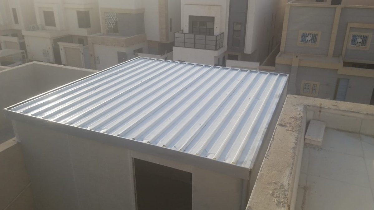 📌 *غرفة جاهزة بتركيب مشترك بين ألواح الساندوتش بانل والإسمنت بورد*  
✔ عزل حراري ممتاز  
✔ متانة وجودة عالية  
✔ شكل عصري مناسب للاستراحات أو غرف العمال  
📞 للتواصل والاستفسار:  
wa.me/966534738180 
#ساندوتش_بانل #النجم_للحدادة  #اسمنت_بورد  #تركيب_غرف #مقاولات_عامة