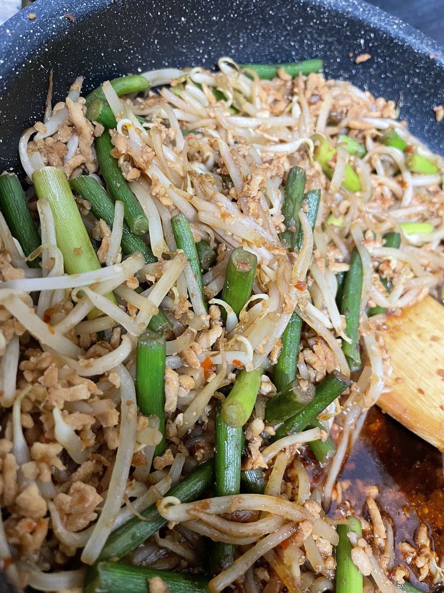 甜麺醤と豆板醤とオイスターソースで炒めりゃなんでも良くなる
すなわちもやしが節約飯なんてものではなくなる