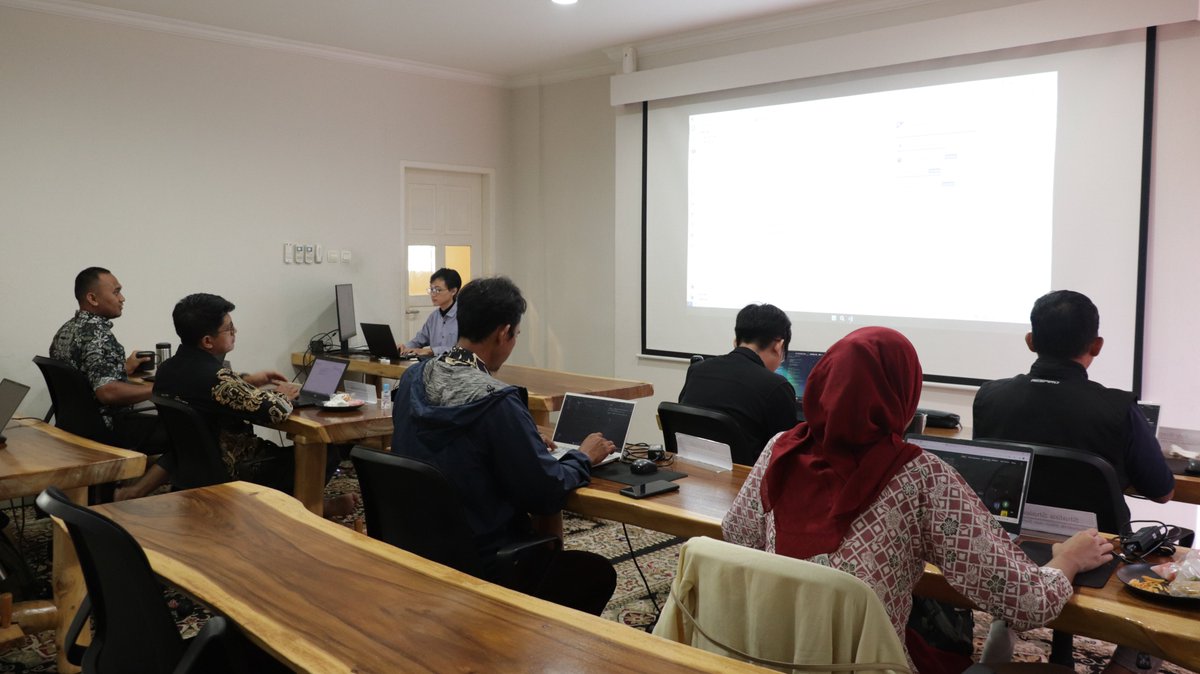 BrainmaticsID's tweet image. Menutup Private Training Full-Stack Application Development &amp;amp; AI Fundamentals bersama Poltek SSN!
Peserta telah belajar pengembangan aplikasi end-to-end serta penerapan AI untuk membangun solusi cerdas dan scalable. Terima kasih!
#FullStack #AI #TechTraining #PoltekSSN