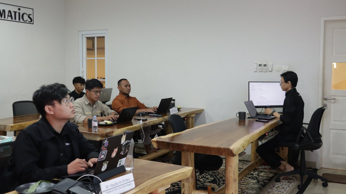 BrainmaticsID's tweet image. Menutup Private Training Full-Stack Application Development &amp;amp; AI Fundamentals bersama Poltek SSN!
Peserta telah belajar pengembangan aplikasi end-to-end serta penerapan AI untuk membangun solusi cerdas dan scalable. Terima kasih!
#FullStack #AI #TechTraining #PoltekSSN