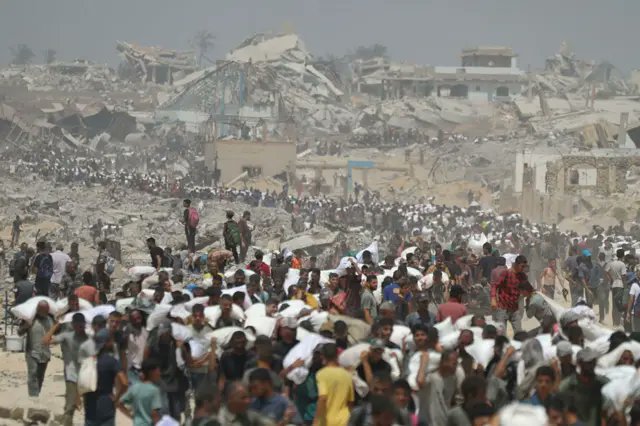 İtalyan milyarderler, Bosna savaşı sırasında,
“insan safarisi” için haftasonu Bosna’ya geliyor,
Müslüman Boşnakları avlıyormuş.

Bu tura katılmak için Sırplara kişi başı 80-100 bin Avro ödüyormuş. İtalya istihbaratı da bu işin içindeymiş. 

İtalya’da soruşturma başlatıldı.
Aynı