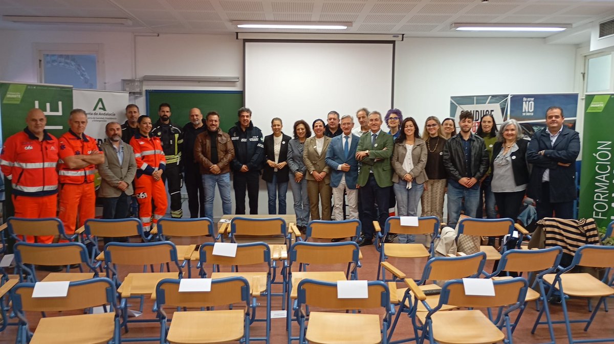 Hoy #conduceTUfuturo ha parado en IES Chaves Nogales <a href="/IESChN/">IES Chaves Nogales</a>, último evento de la campaña. Nuestro agradecimiento a la delegada <a href="/SaludConsumoSe/">Delegación de Salud y Consumo en Sevilla</a>, Silvia Pozo, y delegado de Desarrollo Educativo,Miguel Ángel Araúz, por su apoyo y compromiso #SaludPúblicaAndalucía #IAVANTEsimulación