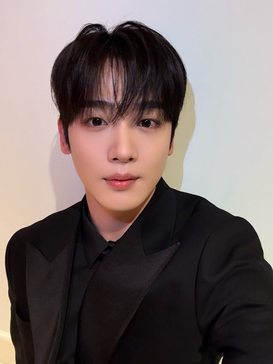시상자로 나타난 믿고 보는 비주얼 김요한💎🖤
실패 없는 블랙과 함께 
오늘도 어김없이 눈부신 비주얼 쳌!😚

#위아이 #WEi 
#김요한 #KIMYOHAN