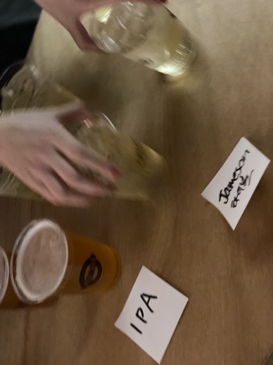 오늘 김하나 황선우 작가님들 하와이 딜리버리 음감회 다녀왔고 책 최고 음악 최고 팝 최고 작은(멋진) 가게 최고 작가님들 최고였다. 매 계절 매년 주욱 해주시면 좋겠다.