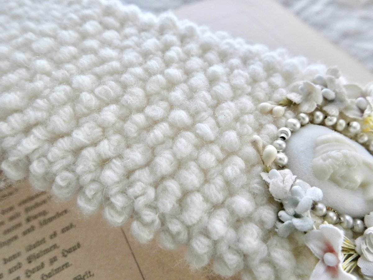 ボア生地を使って暖かな印象のヘッドドレスを作りました。

両サイドには陶器のカメオと、それを囲むようにアンティークビーズとビオラ、勿忘草などの小花たち。

顎下で結ぶリボンはオフホワイトのシルクリボンです。

こちらもデザインフェスタにて販売致します。

#デザフェス62