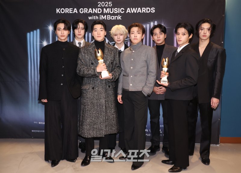 [📷] ATEEZ on winning Best Artist 10 and Grand Artist Award (Daesang) at 2025 Korea Grand Music Awards 
.
#ATEEZ #에이티즈 <a href="/ATEEZofficial/">ATEEZ(에이티즈)</a> #ATEEZatKGMA