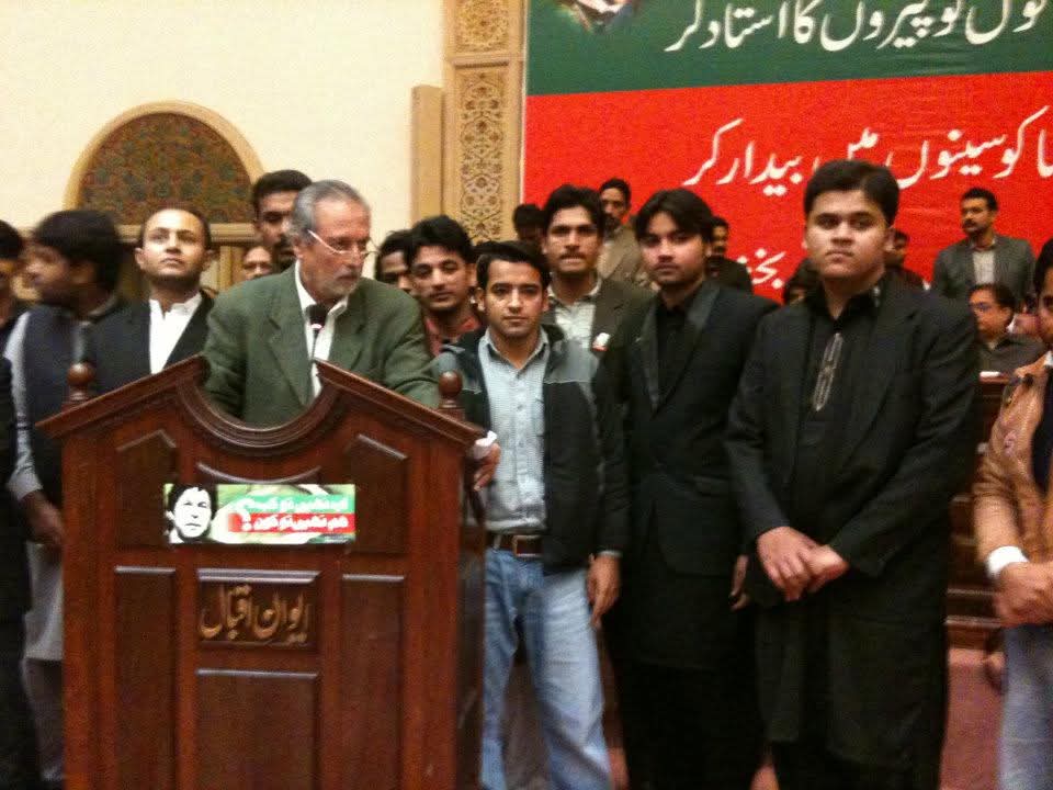 میں نے اک عمر خرچ کی ہےتم پر
تم میرا قیمتی اثاثہ ہو
انصاف، علم، برداشت اور جہد مسلسل کے 18 سال مکمل۔

انصاف سٹوڈنٹس فیڈریشن کے تمام عہدےداران و کارکنان کو اٹھارہواں یوم تاسیس مبارک۔

#18YearsofISF #ISFFoundationDay