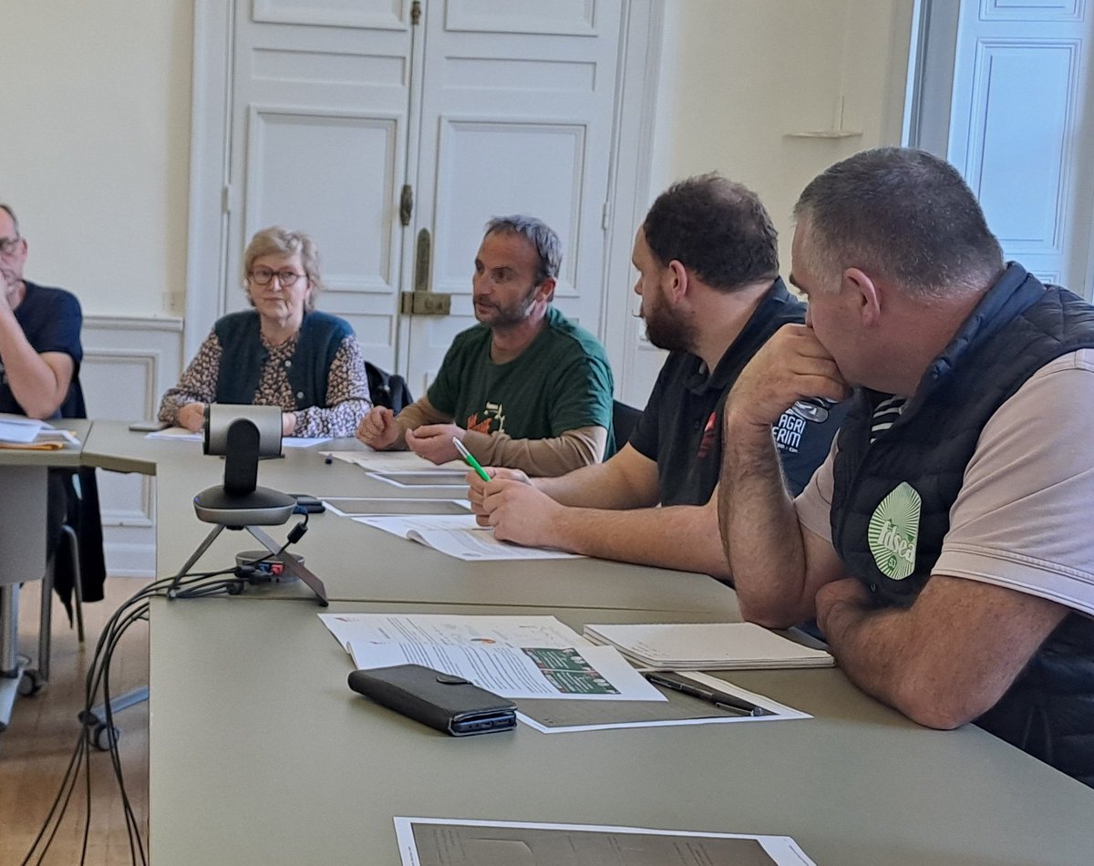 [#Syndical] Les responsables <a href="/fdsea53/">FDSEA53</a> et <a href="/JEUNESAGRI53/">JAMAYENNE</a> interpellent <a href="/NadegeBaptista/">Nadège Baptista</a> <a href="/Prefet53/">Préfète de la Mayenne</a>. "Sur #Mercosur, on ne peut pas accepter de recevoir de la merde sur notre pays quand on demande aux agriculteurs français et européens de multiplier les normes de production" <a href="/FNSEA/">La FNSEA</a>