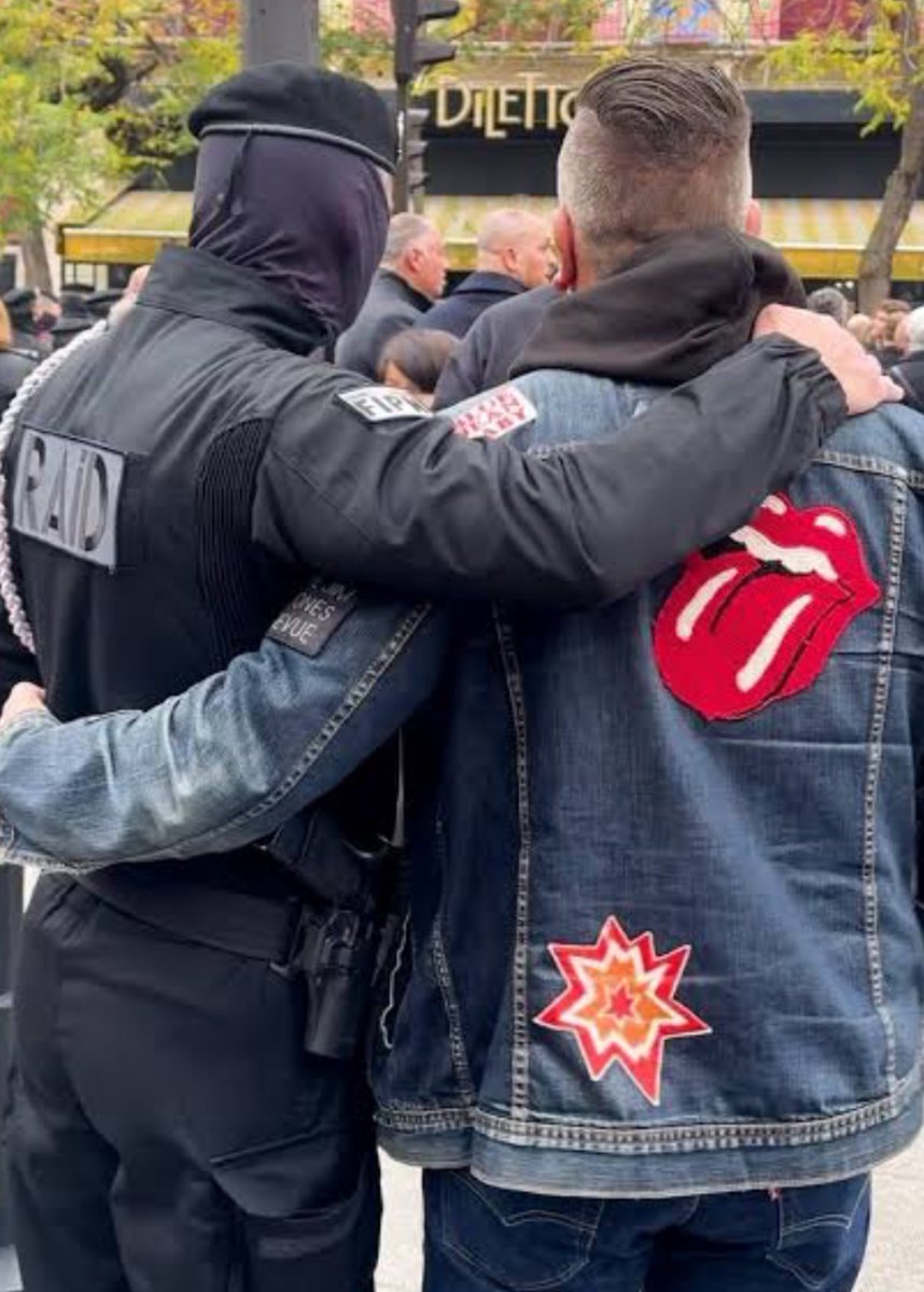Fs_francaises_'s tweet image. Un policier du RAID et un survivant de l&apos;attentat du Bataclan après l&apos;hommage. 💚