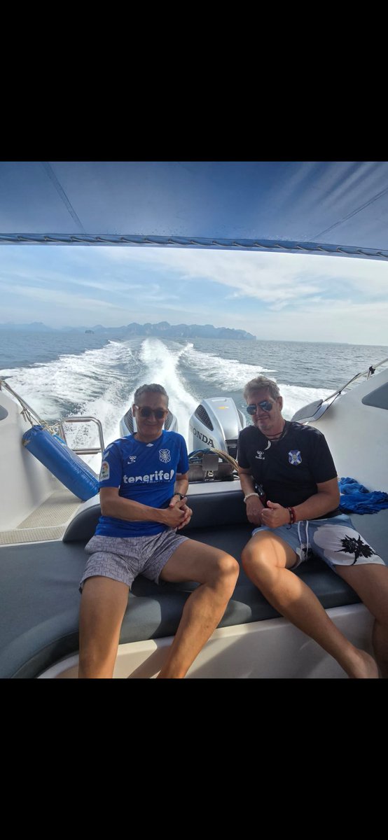fcruzmarrero's tweet photo. Desde las islas Phi Phi con mi equipo. Vaaamos Tete 🥂💪🏴󠁧󠁢󠁳󠁣󠁴󠁿 https://t.co/MjoWxGbmxu
