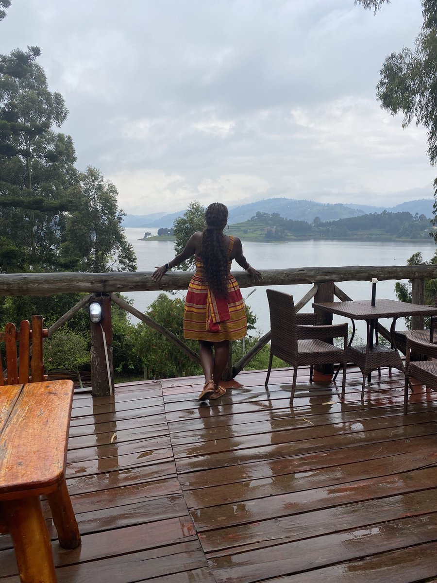 Namanyaluc's tweet image. Lake Bunyonyi, a breathtaking spot! The lake&apos;s calm waters and lush surroundings create a peaceful ambiance, perfect for relaxation.
Take a canoe or boat ride to explore the lake&apos;s 29 islands and enjoy the scenery.
#GoldenPosts 
#ExploreUganda 
@CarolPrim3 
@MaamaKampala21