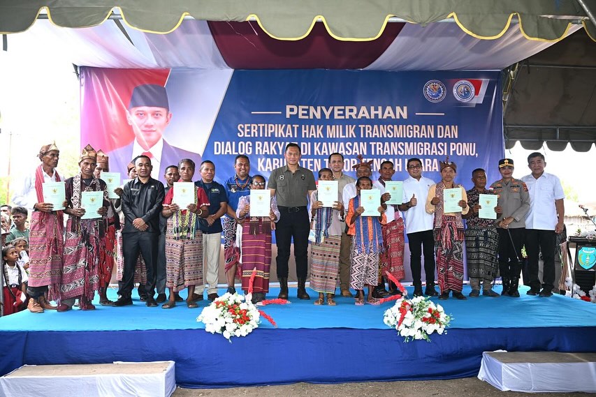 AgusYudhoyono's tweet photo. Kamis (13/11), saya berada di Kawasan Transmigrasi bersama Menteri Transmigrasi, Menteri Ekonomi Kreatif, Bupati Timor Tengah Utara, dan Bupati Belu untuk berdialog langsung dengan masyarakat dan menerima paparan dari Tim Ekspedisi Patriot di Ponu, Kabupaten Timor Tengah Utara (TTU), NTT.

Saya mendengar langsung berbagai tantangan pembangunan, pertumbuhan ekonomi, dan kesejahteraan masyarakat, termasuk potensi pertanian, perkebunan, peternakan, dan ekonomi kreatif. Temuan ini juga dikonfirmasi oleh tim Ekspedisi Patriot yang terdiri dari mahasiswa-mahasiswi terbaik dari IPB, ITS, UNPAD, dan kampus lainnya.

Infrastruktur masih menjadi tantangan utama, terutama perbaikan jalan dan penyediaan air bersih. Kemarau panjang menegaskan pentingnya pembangunan bendungan dan irigasi untuk pertanian dan kebutuhan warga.

Saya juga menyerahkan sekitar 1.800 sertipikat hak milik (SHM) kepada para transmigran yang telah menunggu lebih dari 25 tahun. Terima kasih kepada @kementerian.atrbpn atas upayanya memberikan kepastian hukum agar masyarakat memperoleh nilai tambah ekonomi.

Kami membawa semua hasil ini untuk dikolaborasikan dengan Kementerian terkait, memastikan pemerintah pusat dan daerah fokus bekerja demi kemajuan masyarakat. Sebuah langkah nyata untuk mengatasi tantangan dan mewujudkan potensi Indonesia Timur khususnya Nusa Tenggara Timur! 🇮🇩