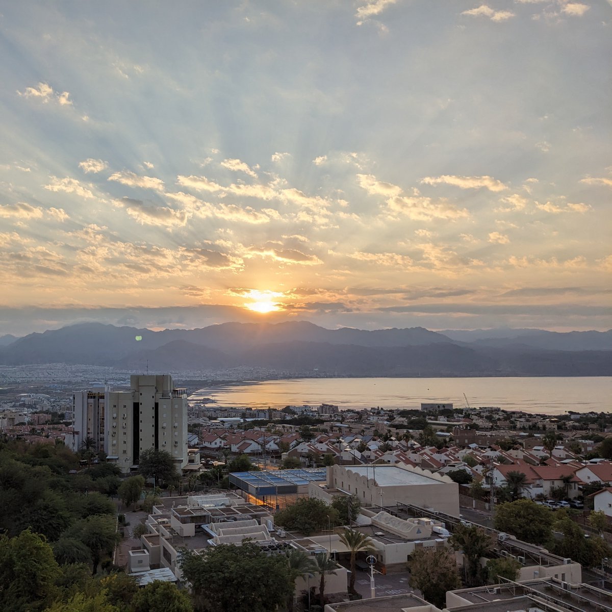 היתה היום זריחה יפה כפיצוי על זוועות אמש