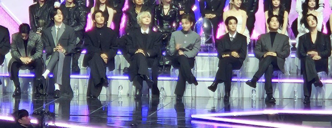 minkifixon's tweet image. The difference in the way san &amp;amp; other members are sitting 😭