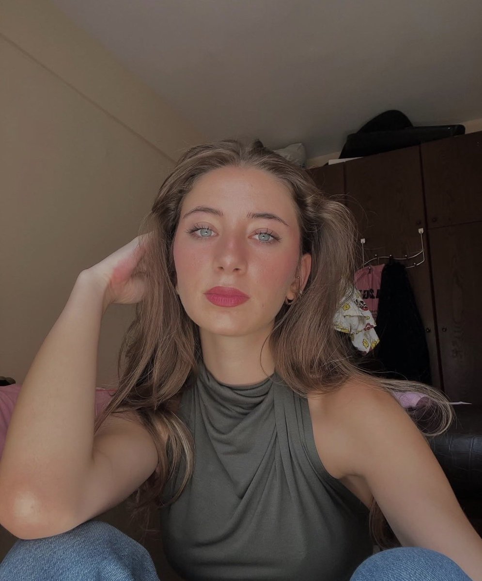 yetişkinliğiyle benziyor sanki iyi cast seçimi diye yorumladım