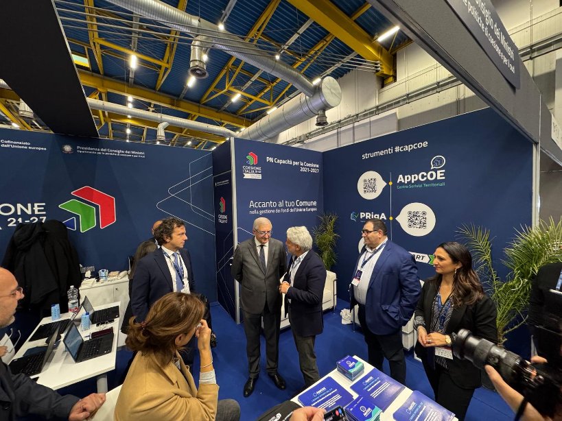 pnmetroplus's tweet image. #Anci2025, ultima giornata intensa con la visita del Ministro @TommasoFoti presso lo stand del #DipartimentodellaCoesione con #PNMetroPlus e @CapCoe2127, uno spazio aperto per supporto e confronto per soluzioni costruttive per le nostre #cittàmetropolitane e #cittàmedie