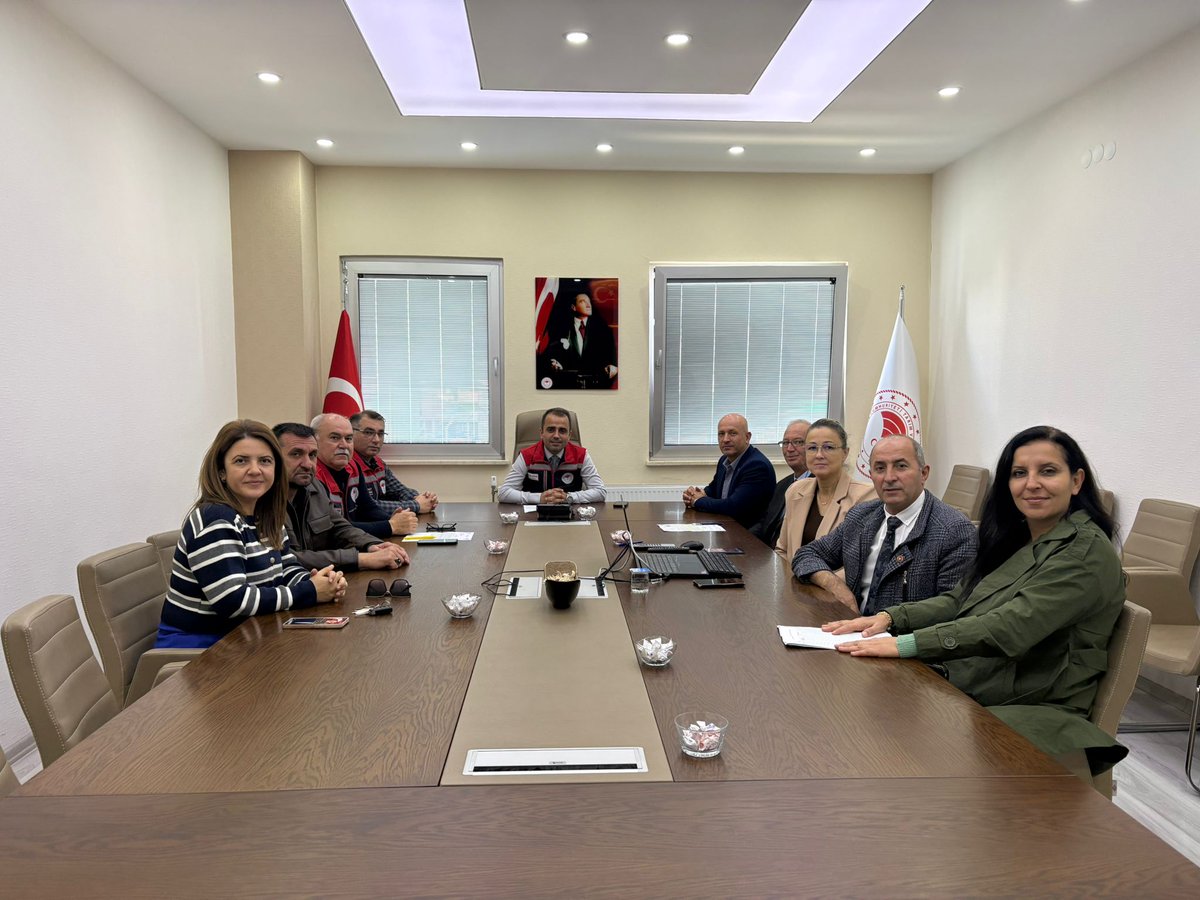 İl Müdürümüz İslam KÖSE ve İl Müdür Yardımcımız Volkan Diriker, Ziraat Odası Başkanı Hüsyin Arabacı ve Merkez mahalle muhtarlarıyla bir araya gelerek Çiftçi Kayıt Sistemi (ÇKS) ve Tarımsal Üretim Kayıt Sistemi (TUKAS) konularında değerlendirme toplantısı gerçekleştirdi.
<a href="/TCTarim/">T.C. Tarım ve Orman Bakanlığı</a>