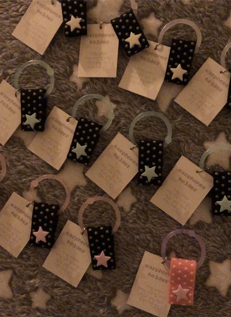 77_sirak's tweet image. #rt 총 두 분에게 &amp;lt;별 콕콕&amp;gt; 이어폰 홀더를 선물해드려요 .:*・°☆

수능과 대학 졸업이 많은 이 시기 모두를 응원하는 마음으로 … (˶‾᷄ ⁻̫ ‾᷅˵)🤍 별 콕콕 홀더는 제가 졸업전시 인형들 제작할 때 같이 제작해 전시 준비 기간 내내 꼭 들고 다녔던 필수템이에요 지칠 때 노래는 필수…🎶