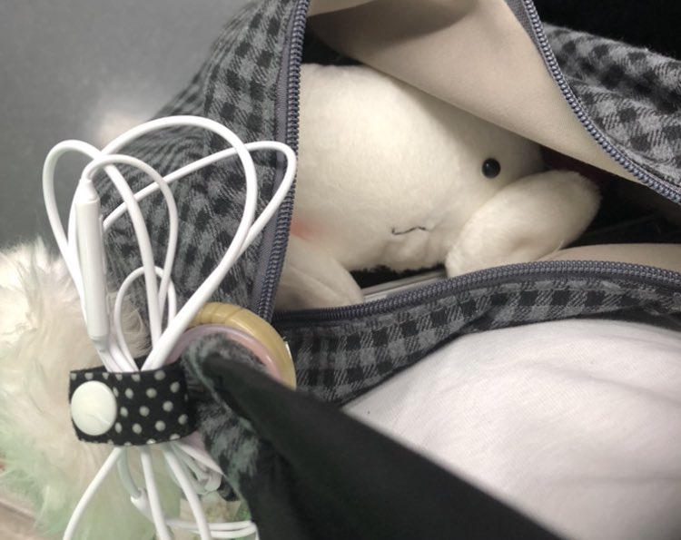 77_sirak's tweet image. #rt 총 두 분에게 &amp;lt;별 콕콕&amp;gt; 이어폰 홀더를 선물해드려요 .:*・°☆

수능과 대학 졸업이 많은 이 시기 모두를 응원하는 마음으로 … (˶‾᷄ ⁻̫ ‾᷅˵)🤍 별 콕콕 홀더는 제가 졸업전시 인형들 제작할 때 같이 제작해 전시 준비 기간 내내 꼭 들고 다녔던 필수템이에요 지칠 때 노래는 필수…🎶