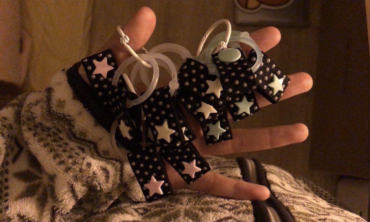 77_sirak's tweet image. #rt 총 두 분에게 &amp;lt;별 콕콕&amp;gt; 이어폰 홀더를 선물해드려요 .:*・°☆

수능과 대학 졸업이 많은 이 시기 모두를 응원하는 마음으로 … (˶‾᷄ ⁻̫ ‾᷅˵)🤍 별 콕콕 홀더는 제가 졸업전시 인형들 제작할 때 같이 제작해 전시 준비 기간 내내 꼭 들고 다녔던 필수템이에요 지칠 때 노래는 필수…🎶