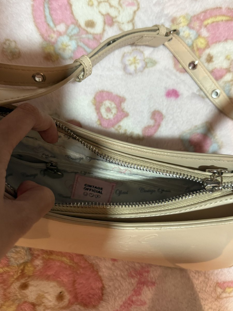 13thgi's tweet image. ตำหนิหัวใจหายไปข้างนึง ขายแค่ 350ค่ะะ 
สีครีม 
#ส่งต่อเสื้อผ้ามือ2 #ส่งต่อcintage #ส่งต่อเสื้อผ้ามือสอง #เสื้อผ้ามือสอง #โล้ะตู้เสื้อผ้า #ส่งต่อกระเป๋า #โล๊ะตู้มือสอง #vghbkkส่งต่อ #ส่งต่อdior