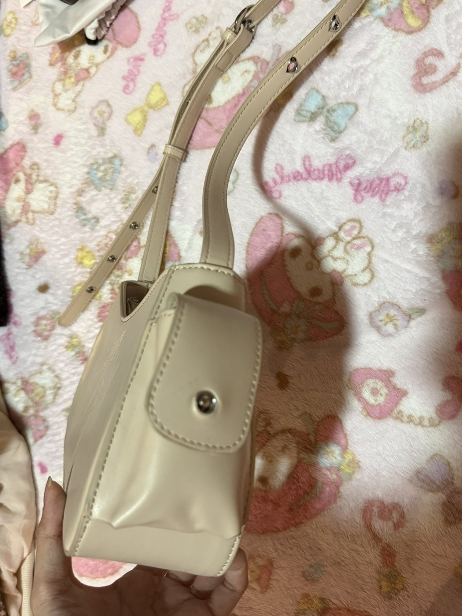 13thgi's tweet image. ตำหนิหัวใจหายไปข้างนึง ขายแค่ 350ค่ะะ 
สีครีม 
#ส่งต่อเสื้อผ้ามือ2 #ส่งต่อcintage #ส่งต่อเสื้อผ้ามือสอง #เสื้อผ้ามือสอง #โล้ะตู้เสื้อผ้า #ส่งต่อกระเป๋า #โล๊ะตู้มือสอง #vghbkkส่งต่อ #ส่งต่อdior